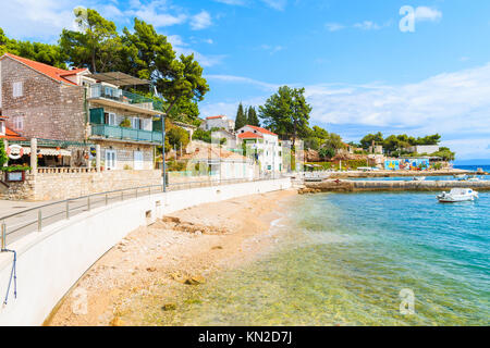 La città di Bol, isola di Brac - SET 8, 2017: spiaggia vicino al porto di Bol sulla isola di Brac, Dalmazia, Croazia. Foto Stock