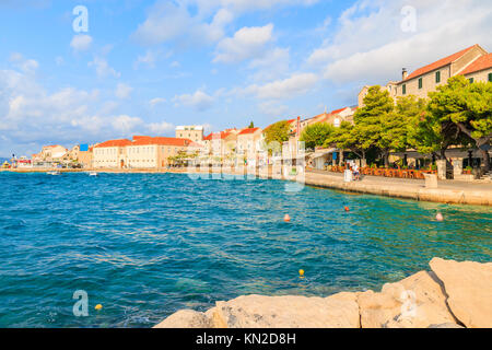 Vista di Bol porta con i ristoranti e le tipiche case in pietra sull'isola di Brac, Dalmazia, Croazia Foto Stock