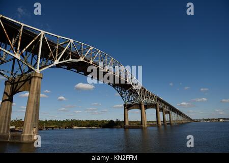 Calcasieu River Bridge o Louisiana Memorial World War II Bridge con cielo blu vicino al lago Charles, Louisiana Foto Stock
