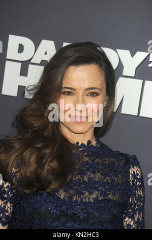 NEW YORK, NY - 13 dicembre: Linda Cardellini assiste il 'papà's Home " New York Premiere a AMC Lincoln Square Theatre sul dicembre 13, 2015 in New York City. Persone: Linda Cardellini Foto Stock