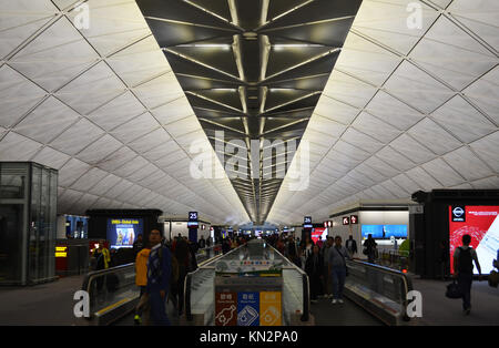 Persone che viaggiano attraverso l'aeroporto di Hong Kong Foto Stock