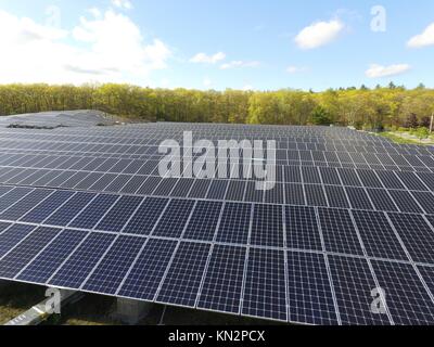 Un pannello solare farm è costruito sulla sommità di una discarica inutilizzata proprietà maggio 12, 2017 a dover, Massachusetts. (Foto di lucas faria via planetpix) Foto Stock