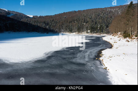 Congelati Lauch lago in inverno in una giornata di sole, Vosges, Francia. Foto Stock