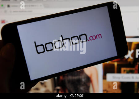 Il logo Boohoo.com è visibile su un telefono e il boohoo.com webstite sullo schermo di un computer Foto Stock
