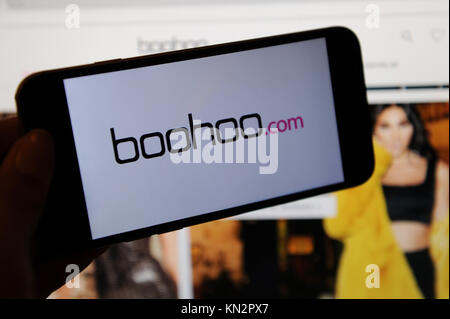 Il logo Boohoo.com è visibile su un telefono e il boohoo.com webstite sullo schermo di un computer Foto Stock