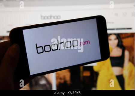 Il logo Boohoo.com è visibile su un telefono e il boohoo.com webstite sullo schermo di un computer Foto Stock