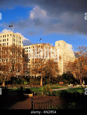 Victoria Embankment Gardens e Shell Mex House o anche noto come 80 Strand, Victoria Embankment, City of Westminster, Londra, Inghilterra, Regno Unito Foto Stock
