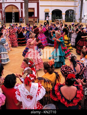 Fiera del Cavallo di Jerez, Feria del Caballo, danza del flamenco femminile vestita di trajes de gitanas (abiti zingari), Jerez de la Frontera, Andalusia, Spagna Foto Stock