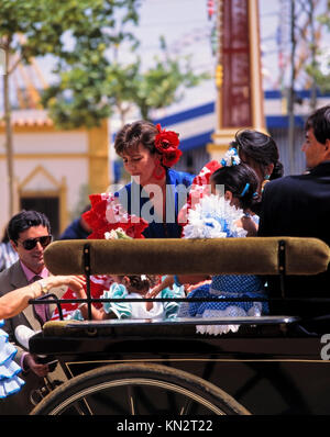 Fiera del Cavallo di Jerez, Feria del Caballo, equitazione familiare su carrozze tradizionalmente vestite, Jerez de la Frontera, Andalusia, Spagna Foto Stock