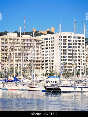 Club de Mar-Mallorca, Castell de Bellver sullo sfondo, Puerto de Palma, Palma, Maiorca, Isole Baleari, Spagna Foto Stock