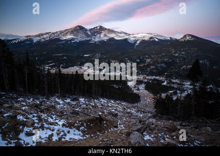 Alba da Gemelle picco, nei pressi di Estes Park, Colorado. Longs Peak è la vetta più alta del Parco Nazionale delle Montagne Rocciose. Foto Stock