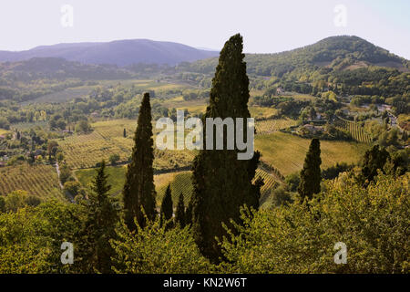 La vista sulla Valdichiana dalle mura della città da Via del Poliziano, Montepulciano, Toscana, Italia Foto Stock