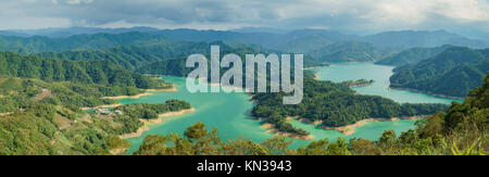 Vista aerea della bellissima isola di coccodrillo, area del Lago di Qiandao al quartiere Shiding, Nuova Citta' di Taipei, Taiwan Foto Stock