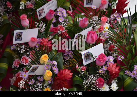 Lima, Perù - Novembre 2nd, 2017: Fiori in vendita vicino al Parque del Recuerdo cimitero davanti del giorno dei morti nei giorni festivi. Lima, Perù Foto Stock