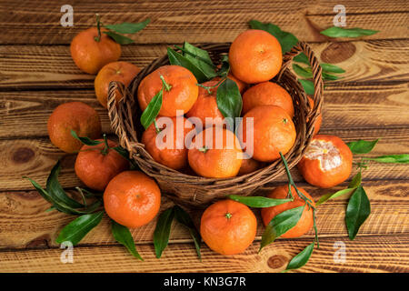 Clementine Mandarini o frutta organica su un vecchio sfondo di legno Foto Stock