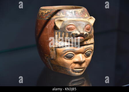 Antica Ceramica Peruviana in mostra presso il sito di Pachacamac museum, Lima, Peru Foto Stock