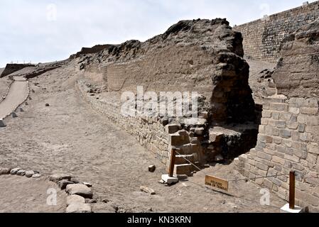 Lima in Perù - 1 Novembre 2017: le rovine di Pachacamac, un antico sito archeologico sulla costa del Pacifico appena a sud di Lima, Perù Foto Stock