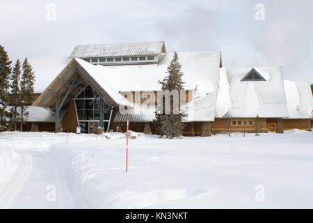 La neve avvolge il vecchio fedeli Visitor Center in inverno presso il Parco Nazionale di Yellowstone, 23 gennaio 2017 vicino al lago, Wyoming. (Foto di Diane Renkin via Planetpix) Foto Stock