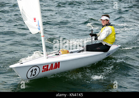 Lago Macquarie, Australia - aprile 16. 2013: i bambini a competere in Australian combinati di alta scuola campionati di vela. Giovani concorrenti hanno gareggiato i Foto Stock