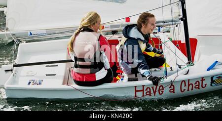 Lago Macquarie, Australia - aprile 16. 2013: i bambini a competere in Australian combinati di alta scuola campionati di vela. Giovani concorrenti racing Foto Stock