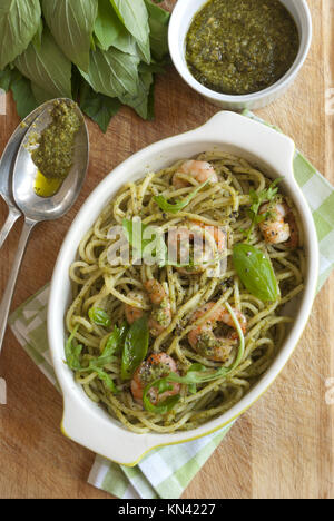 Spaghetti con gamberoni e classic il basilico Pesto.