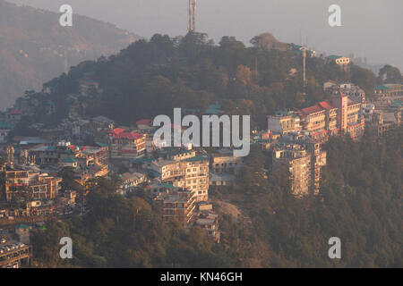 Hig angolo vista panoramica di Mcleod Ganj, Himachal Pradesh, India Foto Stock