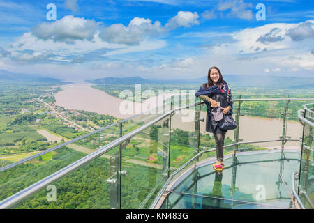 Soft focus la signora stand alla skywalk tailandese, il bellissimo cielo e cloud a fiume Mekong, confine internazionale tra il quartiere Sangkhom Nong Khai Prov Foto Stock