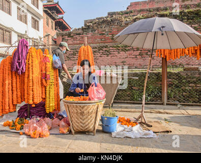 Venditore di fiori in Durbar Square, Kathmandu, Nepal Foto Stock