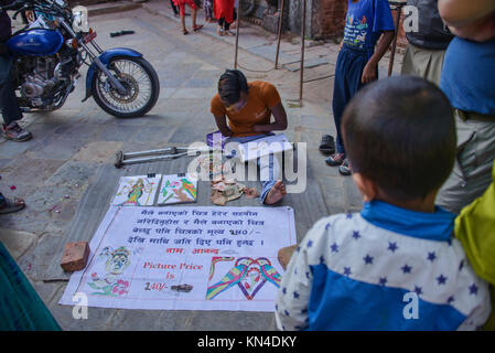Disabilitato L'artista di strada schizzi, Kathmandu, Nepal Foto Stock