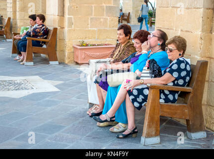 La Valletta, Malta, 14 Ottobre 2017: Ritratto di un attraente ed elegante le donne anziane sono seduti sul banco in terrazza dell'Upper Barrakka Gardens Foto Stock