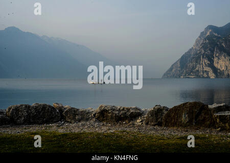 Una vista la mattina sul Lago di Garda - Italia Foto Stock