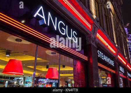 Primo piano della segnaletica per Angus Steakhouse, Coventry Street, Londra, W1D, Regno Unito Foto Stock