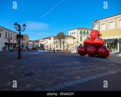 Milano, 5 dicembre 2017 - Vista di outlet shopping center ' Serravalle' vicino a Milano, Italia. Foto Stock