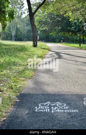 Usare il campanello per favore verniciato a spruzzo messaggio sul percorso lungo il Fiume Ross, Townsville, Queensland, Australia Foto Stock