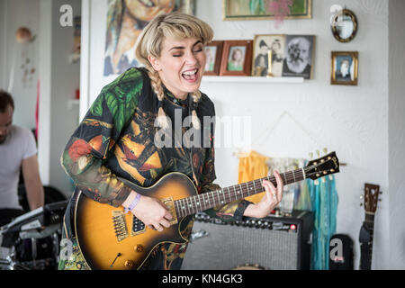 Hoyma. Concerto di Eivør presso la mamma della casa. G! Festival 2017. Syðrugøta, Isole Faerøer Foto Stock