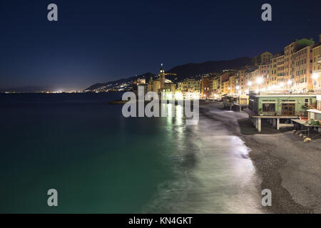 Camogli piccolo villaggio di pescatori conosciuto per il turismo Foto Stock