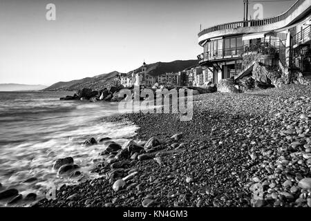 Camogli piccolo villaggio di pescatori conosciuto per il turismo Foto Stock