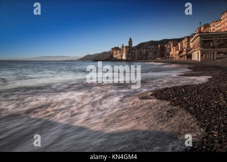 Camogli piccolo villaggio di pescatori conosciuto per il turismo Foto Stock