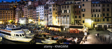 Camogli piccolo villaggio di pescatori conosciuto per il turismo Foto Stock