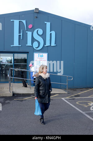 Shopper femmina lasciando il pesce ben note fresche pescivendoli shop a Shoreham harbour BRIGHTON REGNO UNITO Foto Stock