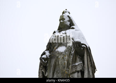 La neve sulla statua della regina Victoria in War Memorial Gardens, Nottingham, come la nevicata attraverso parti del Regno Unito sta causando interruzioni diffusa, chiudere le strade e i voli di messa a terra in un aeroporto. Foto Stock