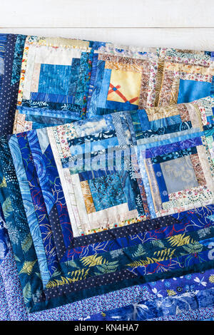 Decorazione, design, interior, artigianato, predilezione, il concetto di creazione - incredibile lavoro tessile nella tecnica tradizionale chiamato patchwork assomiglia a multicolore di vetro macchiato Foto Stock