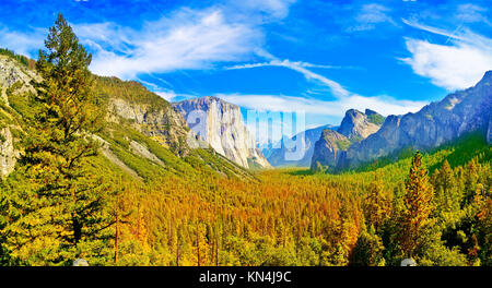 Il punto di vista chiamato vista di tunnel nel Parco Nazionale di Yosemite in autunno. Foto Stock