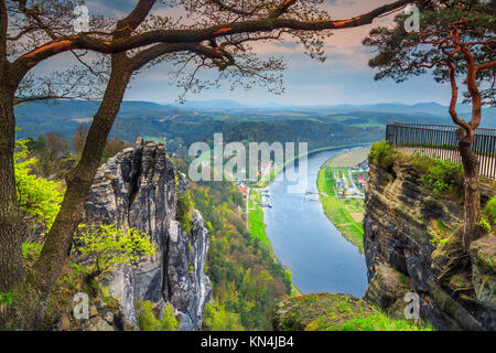 Molla mozzafiato paesaggio panorama con meandro del fiume Elba, vista dal punto di vista di Bastei vicino a Dresda, Svizzera Sassone, Germania, Europa Foto Stock