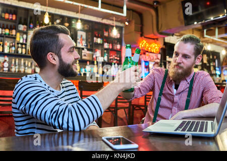 Amici di raffreddamento in bar Foto Stock