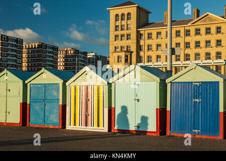 Pittoresca spiaggia di capanne sul lungomare Hove, East Sussex, Inghilterra. Foto Stock