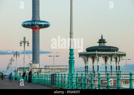 Sera d'inverno sul lungomare di Brighton, Regno Unito. Foto Stock