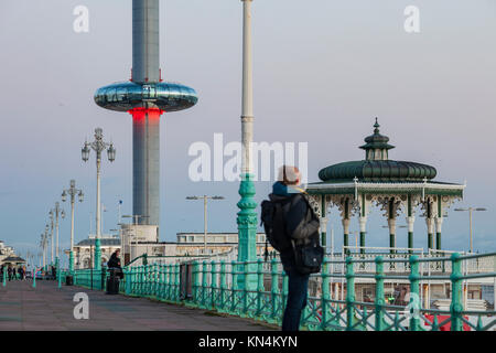 Serata sul lungomare di Brighton, Regno Unito. Victorian bandstand e i360 torre in distanza. Foto Stock