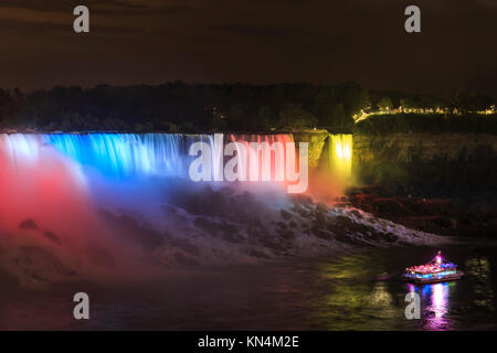 Imbarcazione turistica nella parte anteriore della cascata illuminata, American Falls e Bridalveil Falls, Niagara Falls, Niagara Falls, Ontario Foto Stock