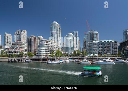 Skyline di Vancouver, False Creek, Vancouver, British Columbia, Canada Foto Stock